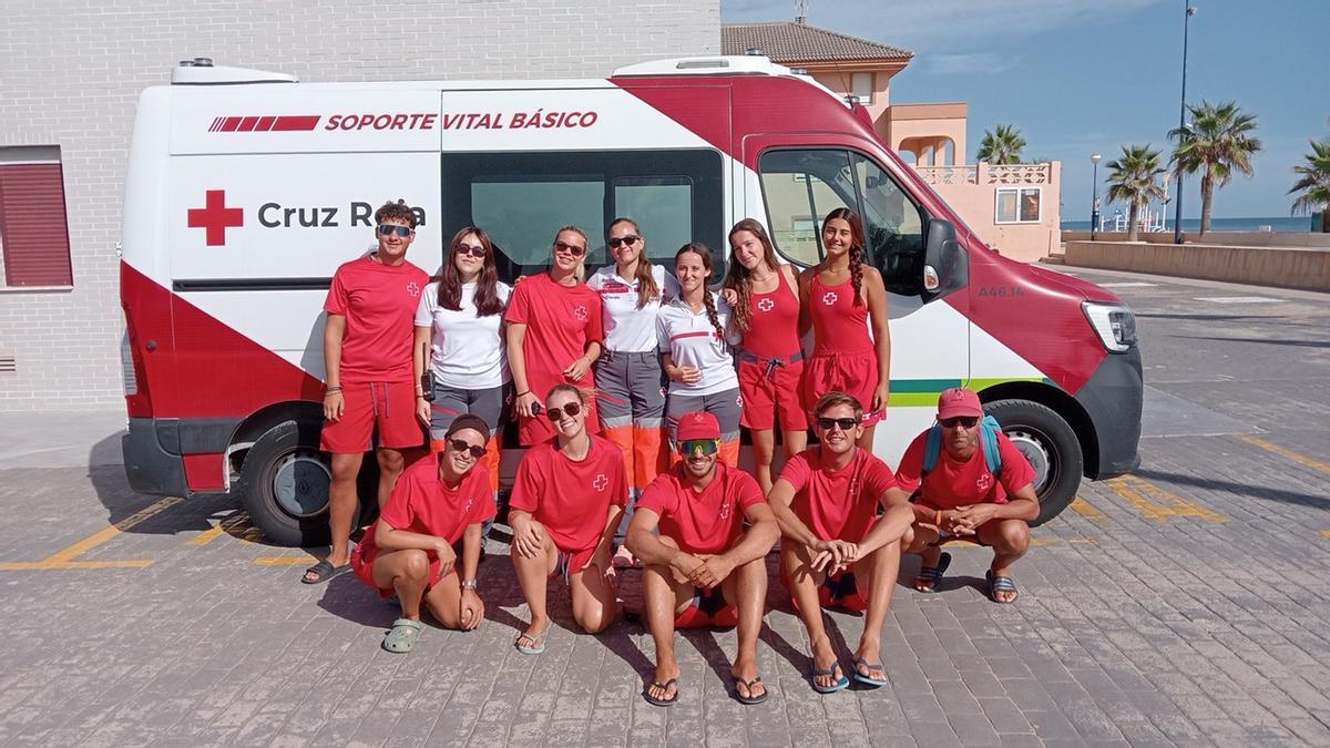 El grupo de Cruz Roja de Miramar junto a la ambulancia de guardia, en una imagen de este martes