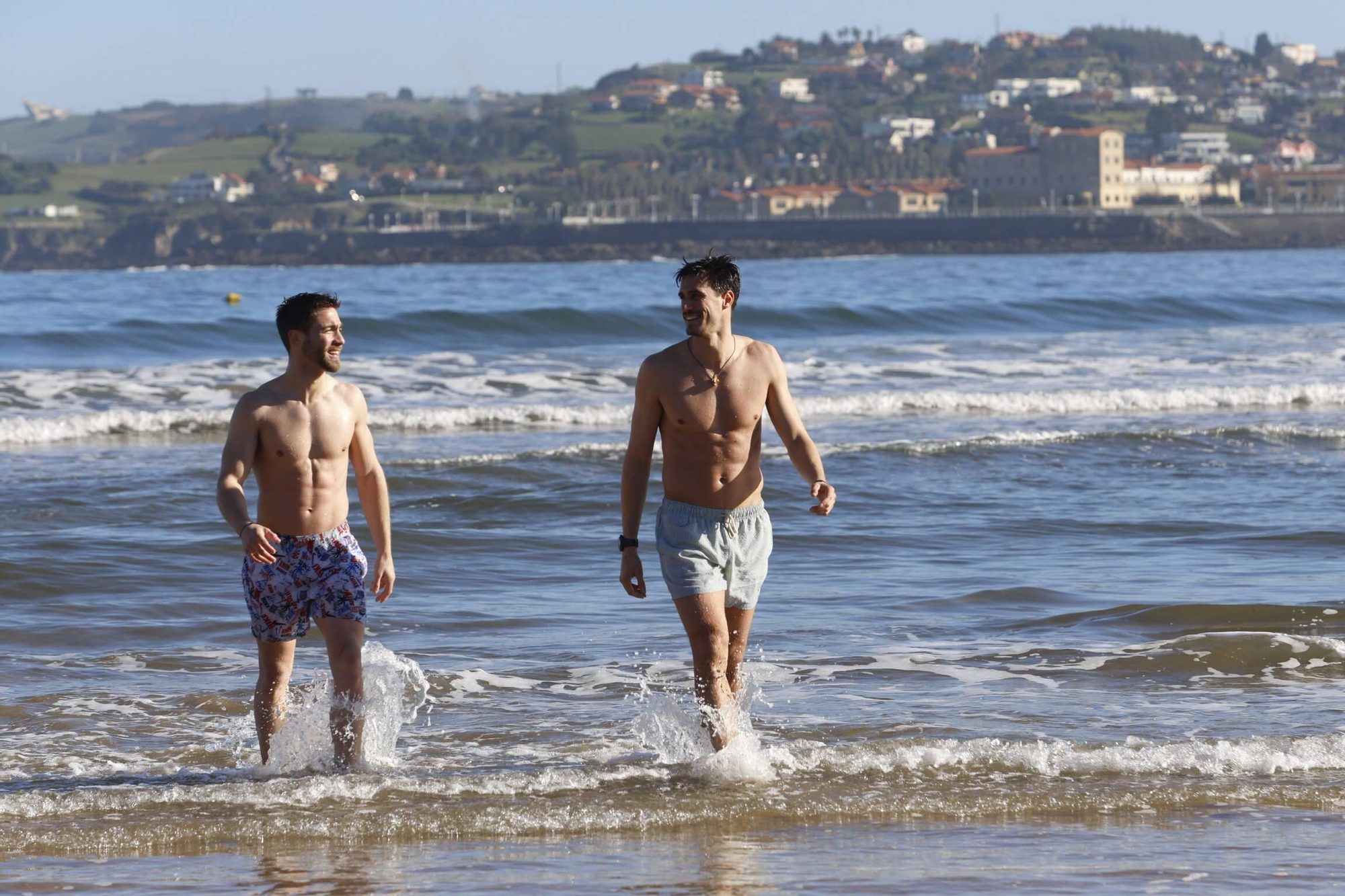 En imágenes: Las bajas temperaturas no frenan a los bañistas de San Lorenzo
