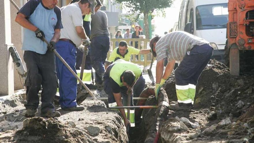 Trabajos,a primera hora de la mañana del lunes, para reparar la última rotura. // Bernabé/Cris M.V.