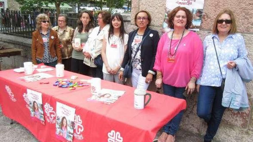 Recaudación de Cáritas en la plaza de Cangas