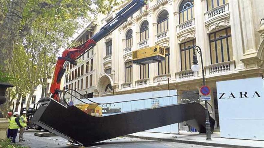 Cortan el Born para instalar las escaleras mecánicas del edificio de Zara