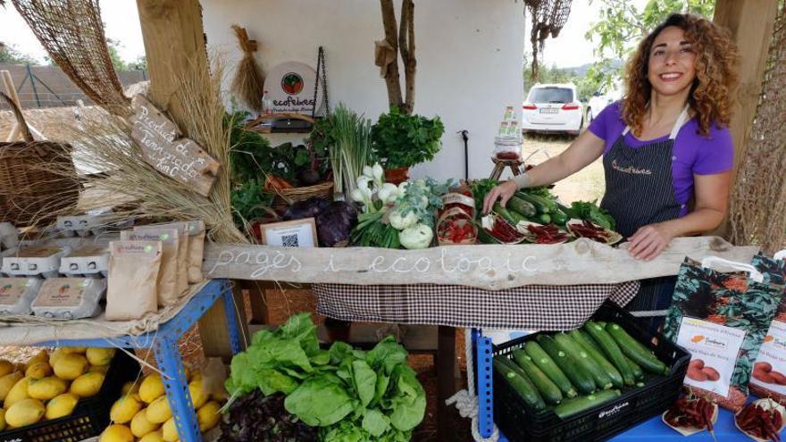 Inma Arribas, de Ecofeixes, en el puesto con productos de la cooperativa. 