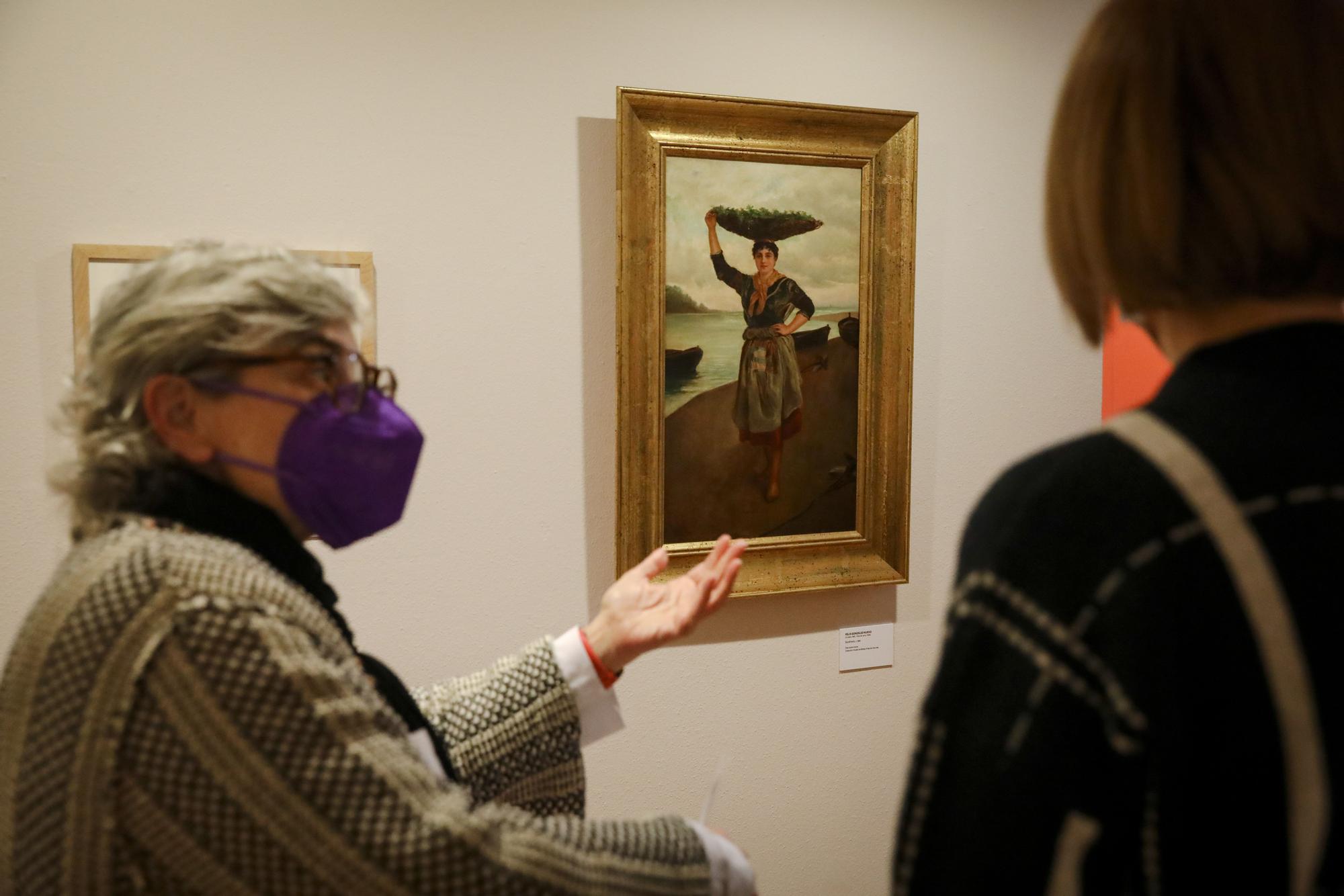 La alcaldesa de Gijón asiste a la inauguración de la exposición iconográfica femenina en la industria conservera