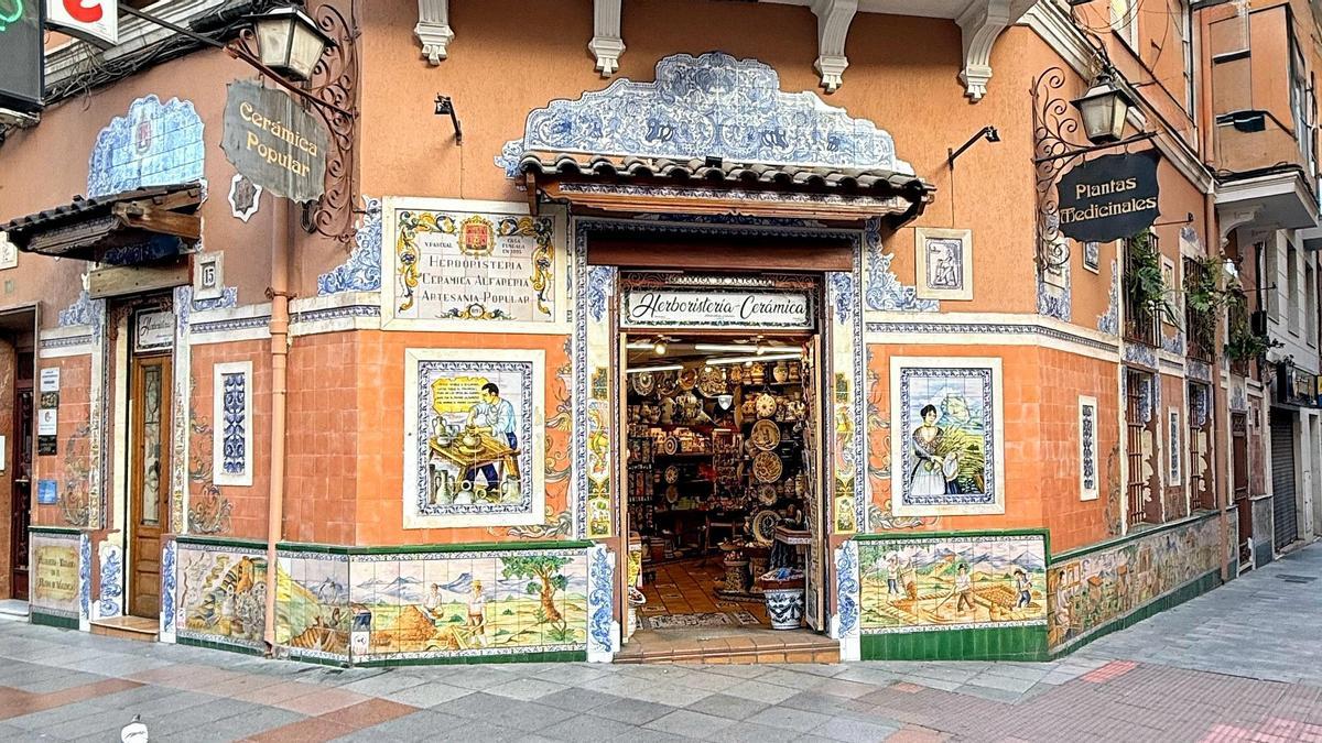 Herboristería Cerámica Pascual, con más de cien años de tradición familiar, artesanía y adaptación constante a los nuevos tiempos.