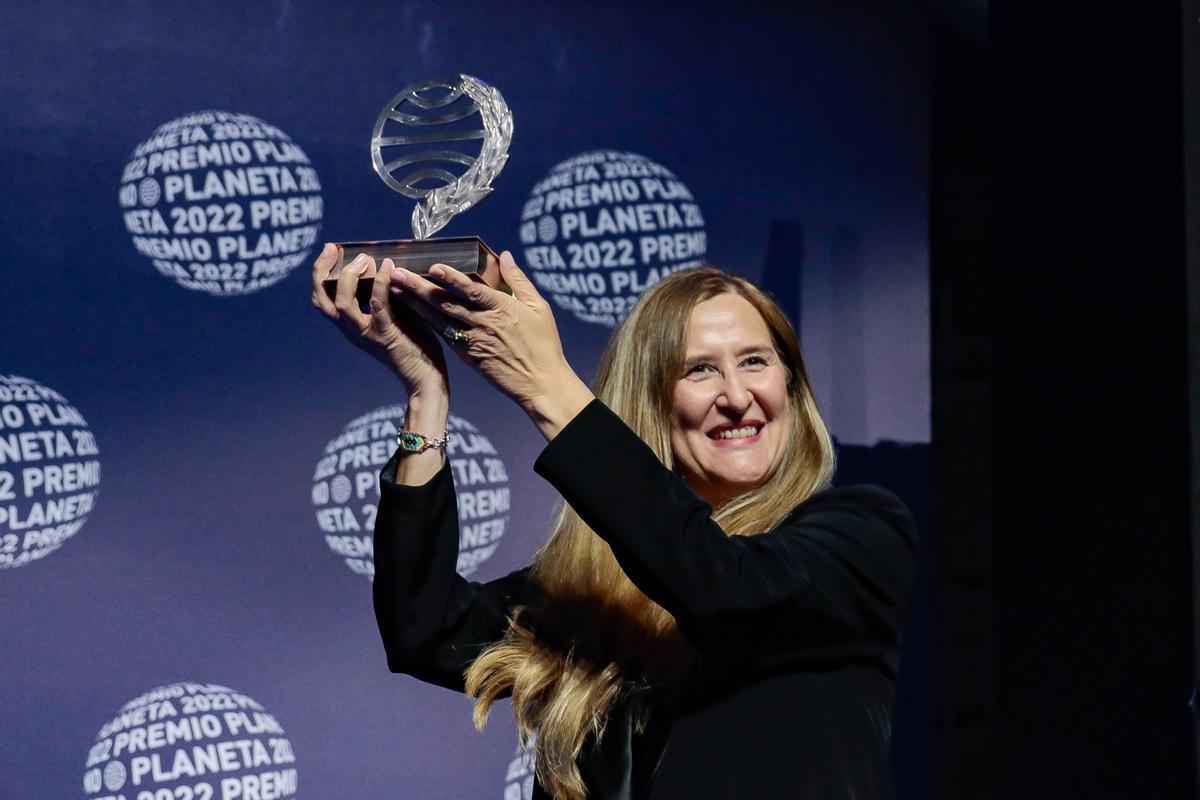 La autora Luz Gabás recibe el LXXI Premio Planeta por su obra 'Lejos de Luisiana' durante la entrega del LXXI Premio Planeta en el Museu Nacional d'Art de Catalunya (MNAC), a 15 de octubre de 2022, en Barcelona, Cataluña, (España). Para la LXXI edición d