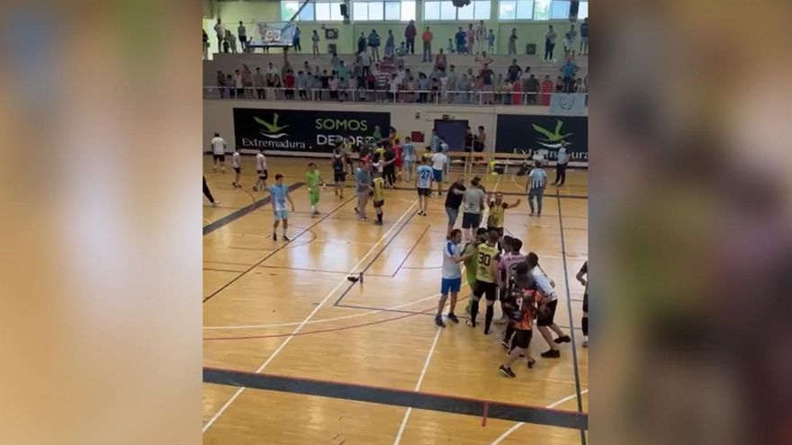 Vídeo | Graves incidentes en la final por el ascenso a Segunda B de fútbol sala en Cáceres