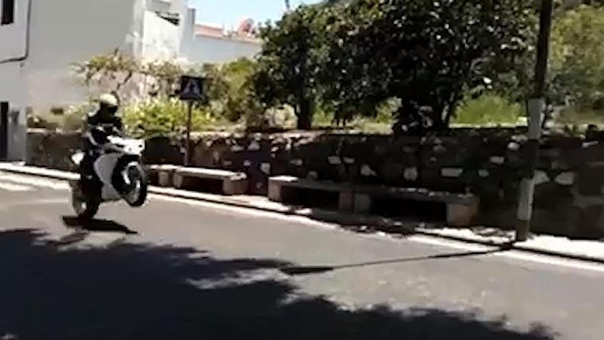 Hace temeridades con su moto en Gran Canaria para fardar en redes sociales