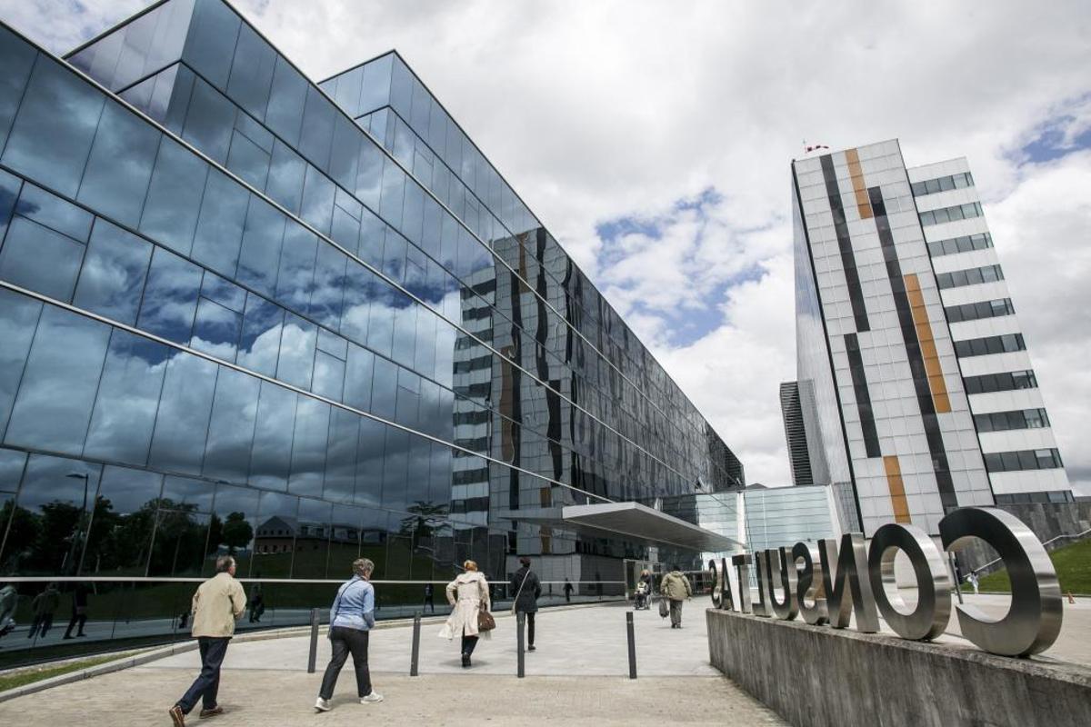 Detenido en el HUCA tras amenazar a un grupo de personas con una recortada