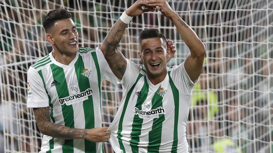 Sergio León celebra un gol con el Betis.