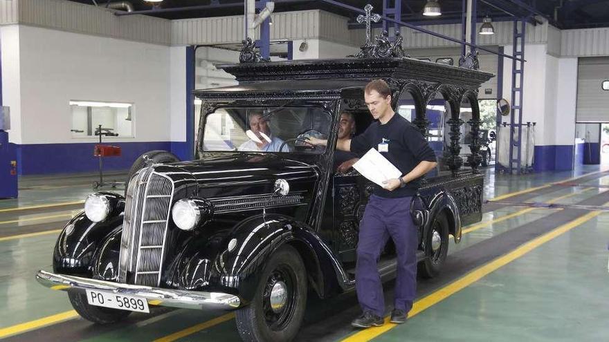 El antiguo coche fúnebre de la ciudad, pasando la ITV el pasado viernes.