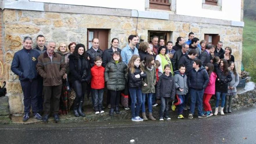 Treinta y ocho descendientes directos de Félix Alonso Cadenaba, el domingo, delante de la casa familiar.