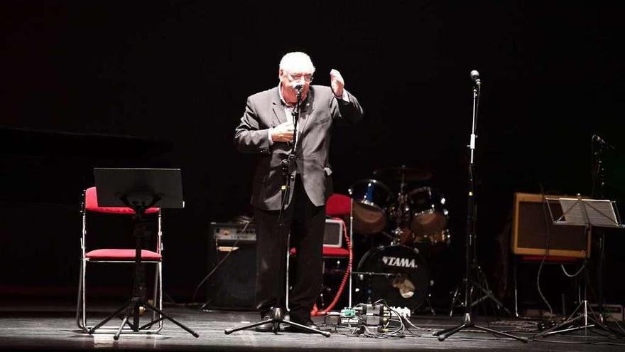 El expresidente de Asturias, Vicente Álvarez Areces, durante el homenaje a Rafael Bárez.