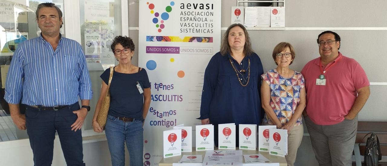 La presidenta de Aevasi, tercera por la derecha, con diferentes cargos sanitarios, en una mesa informativa sobre vasculitis.