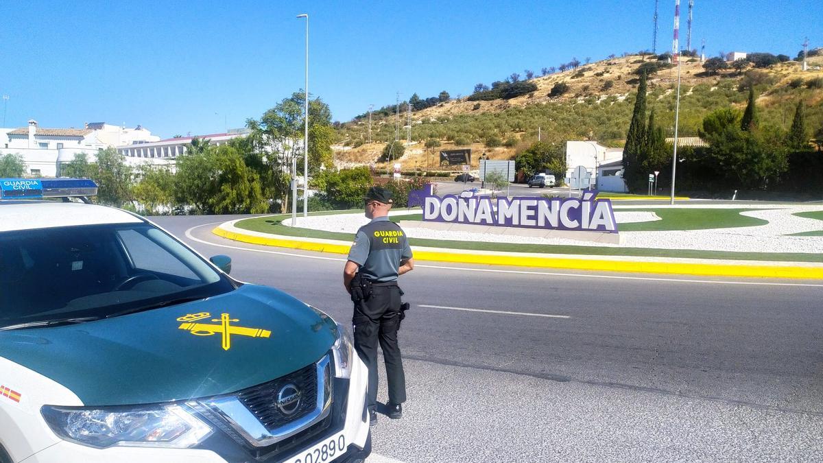 Patrulla de la Guardia Civil a la entrada de Doña Mencía.