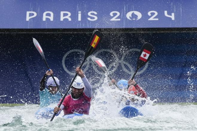 Manuel Ochoa compite contra Jiri Prskavec,  Alex Baldoni y Grzegorz Hedwig en  Piragüismo en 
Eslalon KX-1 masculino en los Juegos Olímpicos París 2024.