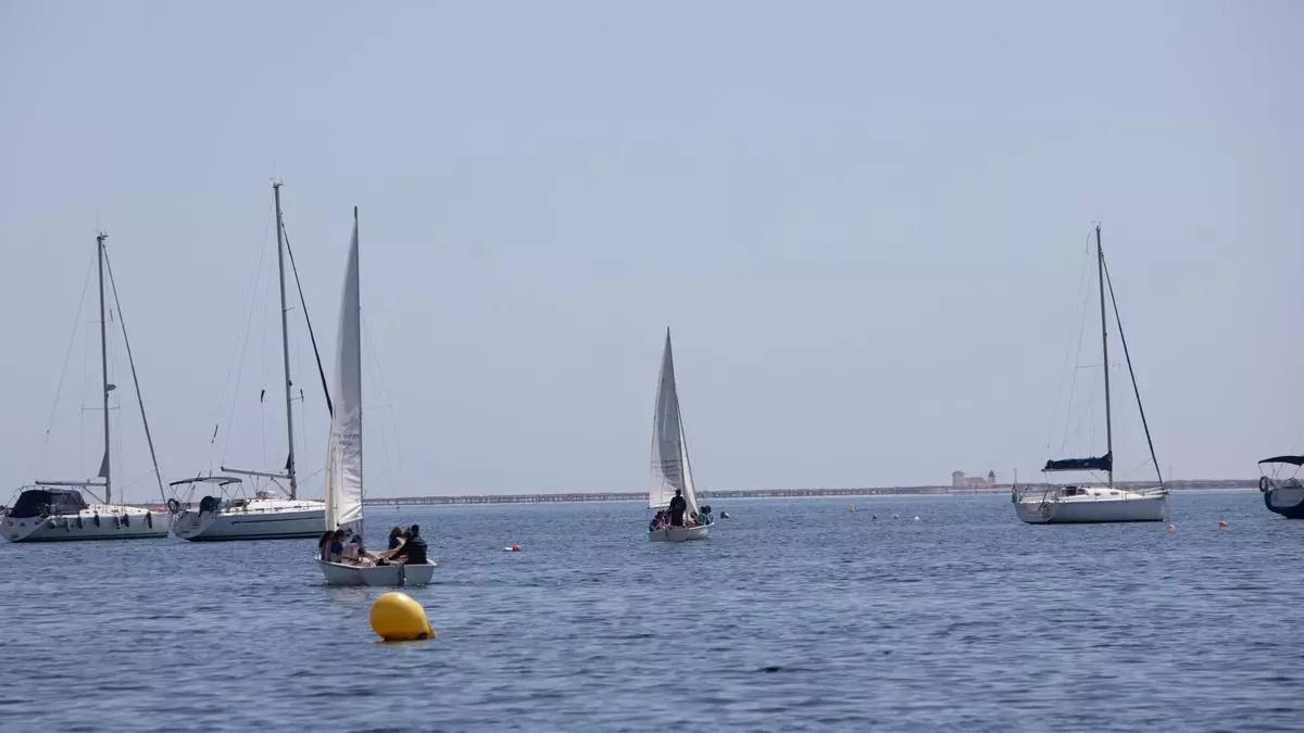 Varias embarcaciones fondeadas en aguas del Mar Menor.