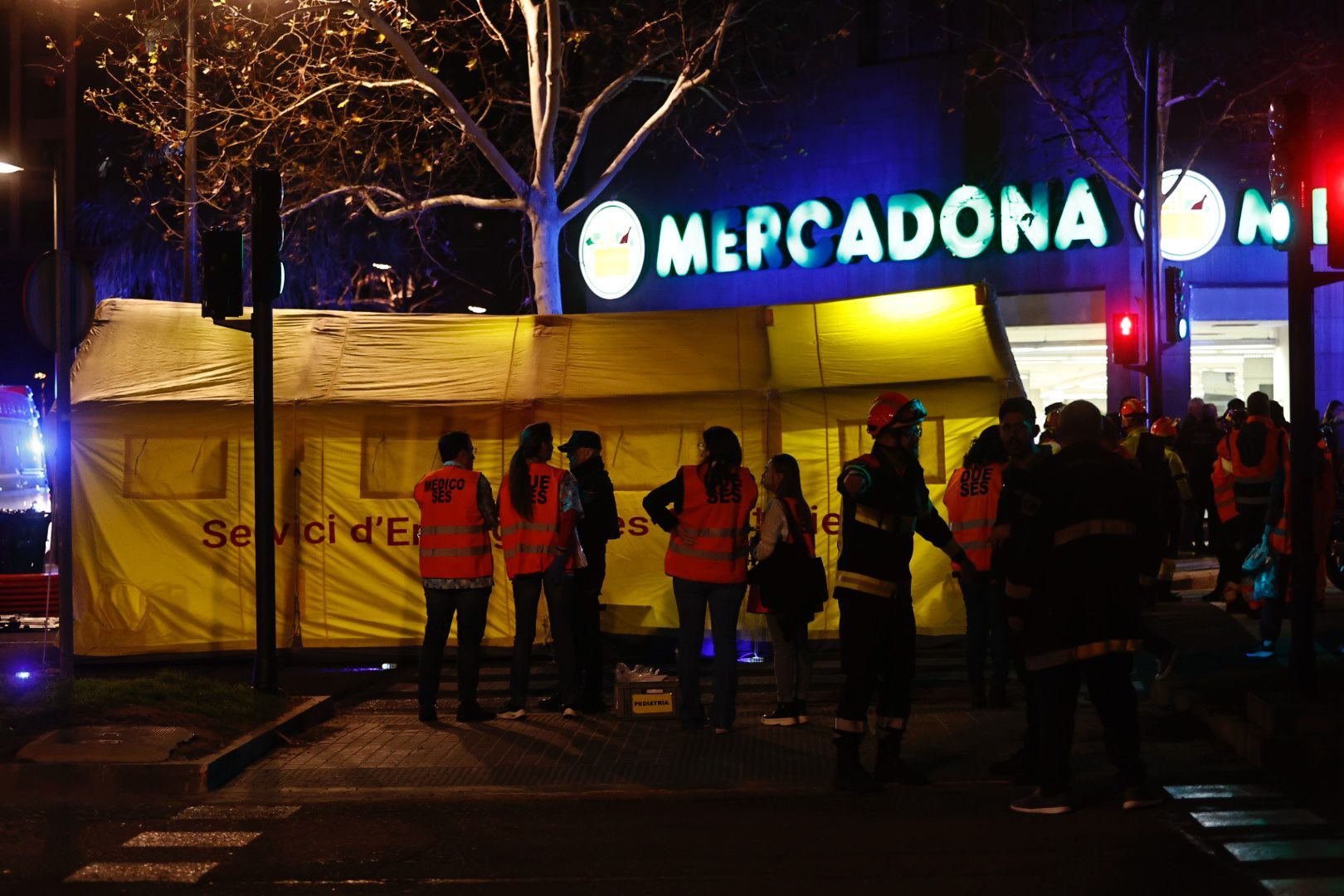 El fuego devora un edificio en la avenida Maestro Rodrigo de València