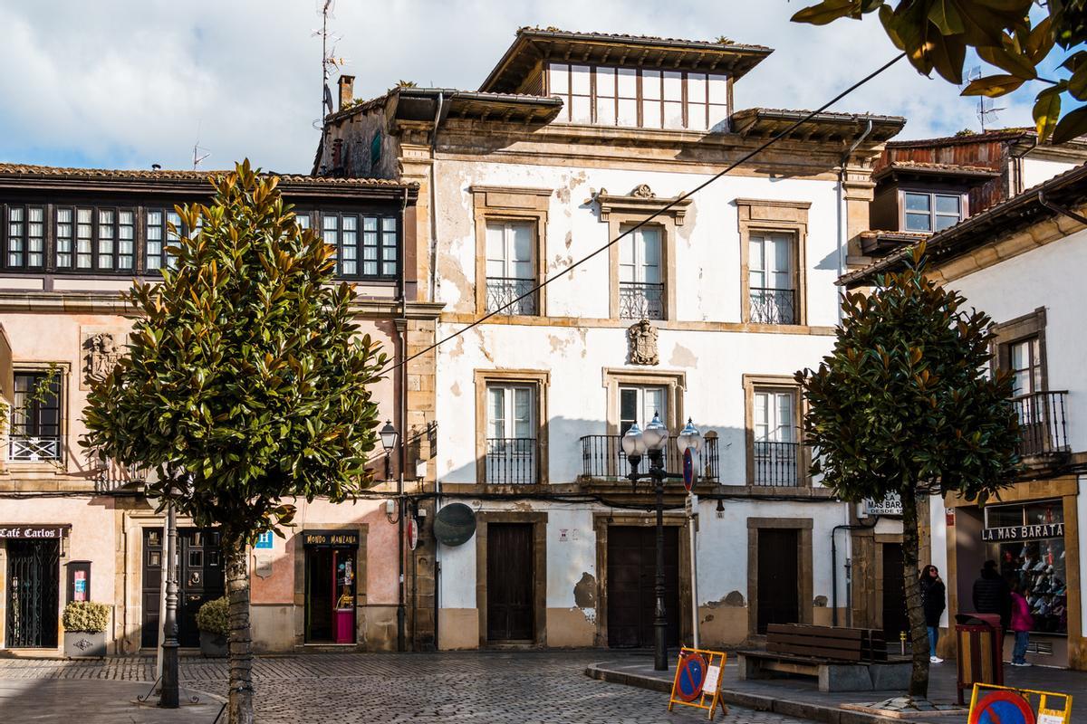 Villaviciosa, Asturias, con su impresionante arquitectura y su vibrante plaza