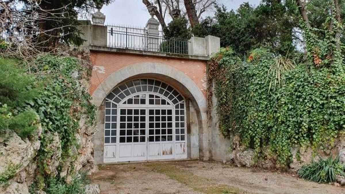 El acceso cerrado al tunel de Bonaparte desde el Campo del Moro, en Madrid