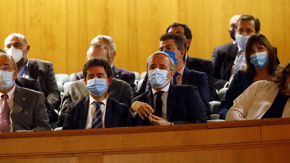 Tribuna de invitados. Manuel Rando, Luis Felipe, Jorge Azcón, Rosa Serrano y Fernando Beltrán, en primera fila. Detrás, en el centro, Lola Ranera.