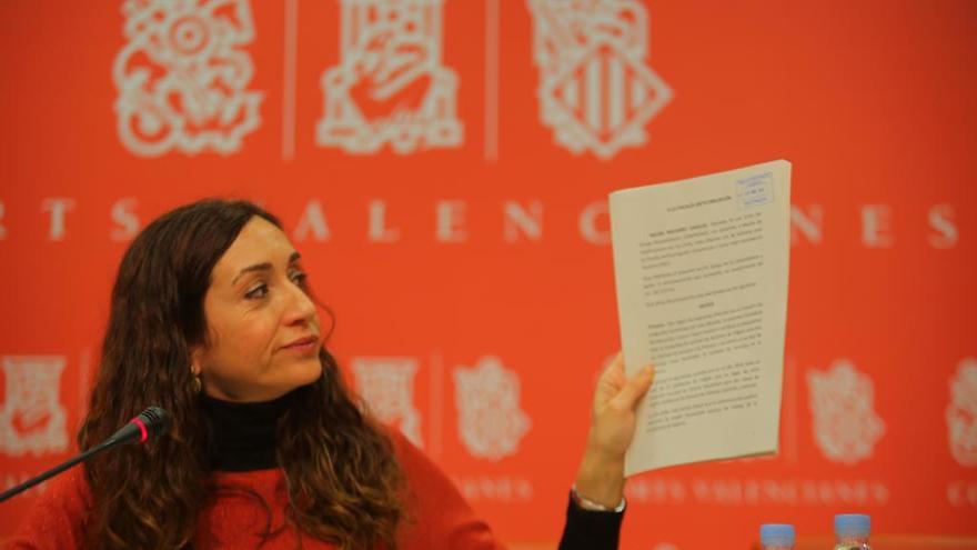 Isaura Navarro muestra documentos sobre los falsos docentes.