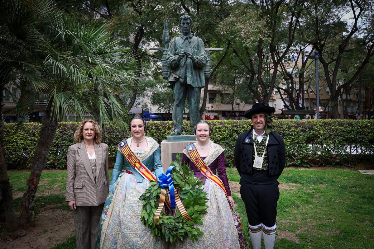 Las Falleras Mayores junto a la alcaldesa y el edil de Fallas, depositan una corona de laurel en homenaje la Granerer.