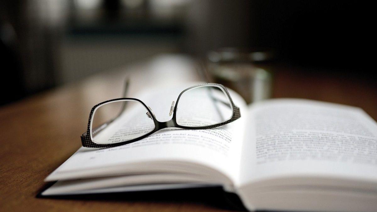 ¿Te gusta leer? Estos consejos de los ópticos pueden ayudarte a cuidar tus ojos durante la lectura