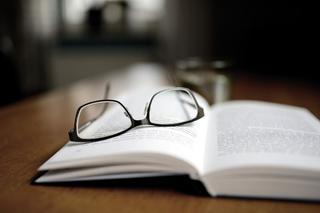 11 consejos de los ópticos para proteger los ojos mientras leemos