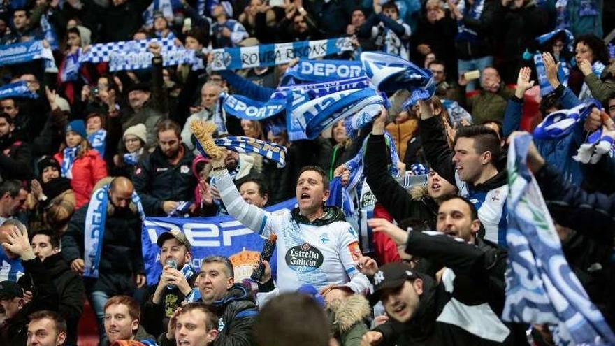 Imágenes de las gradas que ocuparon los deportivistas durante el partido y los jugadores celebrando el triunfo con los aficionados.