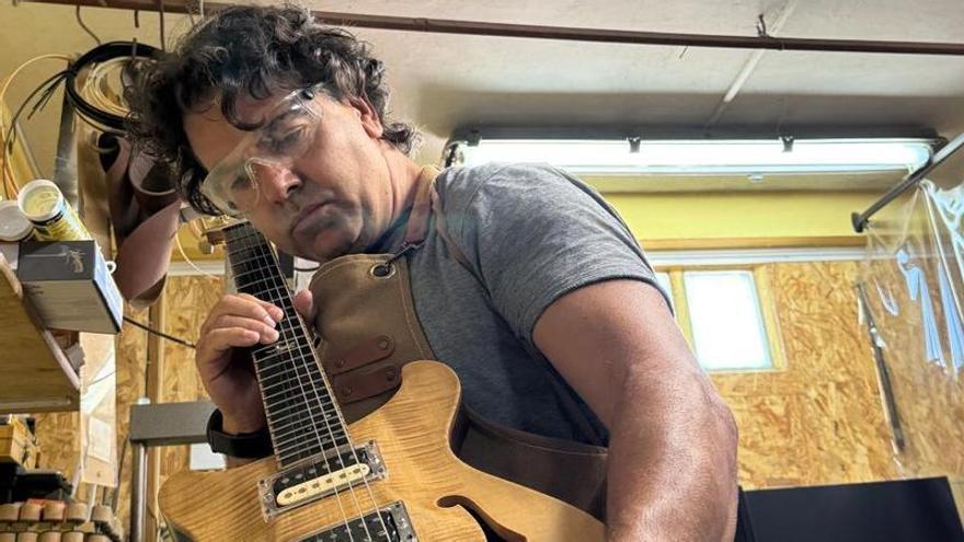 De Brian May a Los Suaves: Javier Moldes, uno de los pocos luthieres que construye guitarras eléctricas