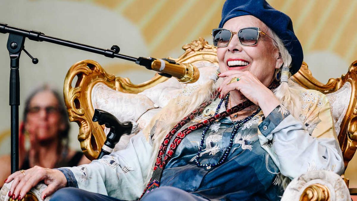 Joni Mitchell, durante su actuación en Newport en junio de 2022.