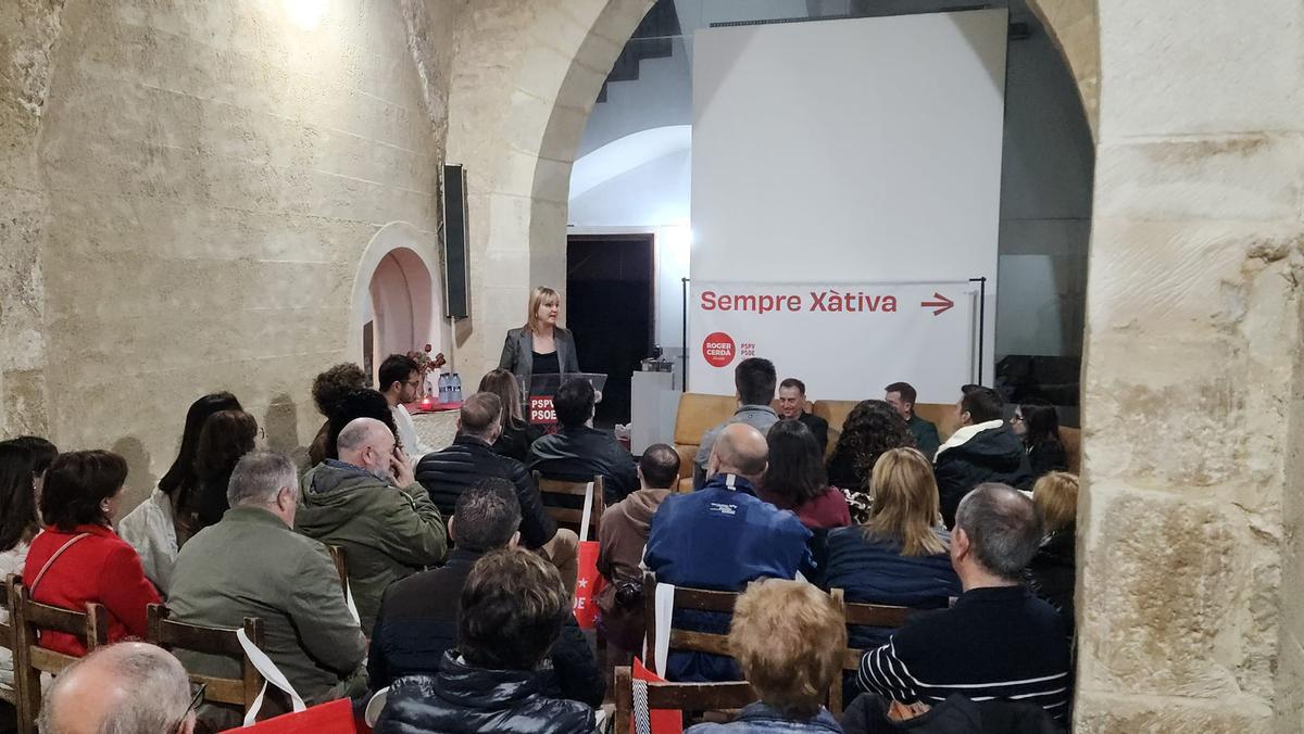 Acto con Raga en la sede del PSPV de Xàtiva.