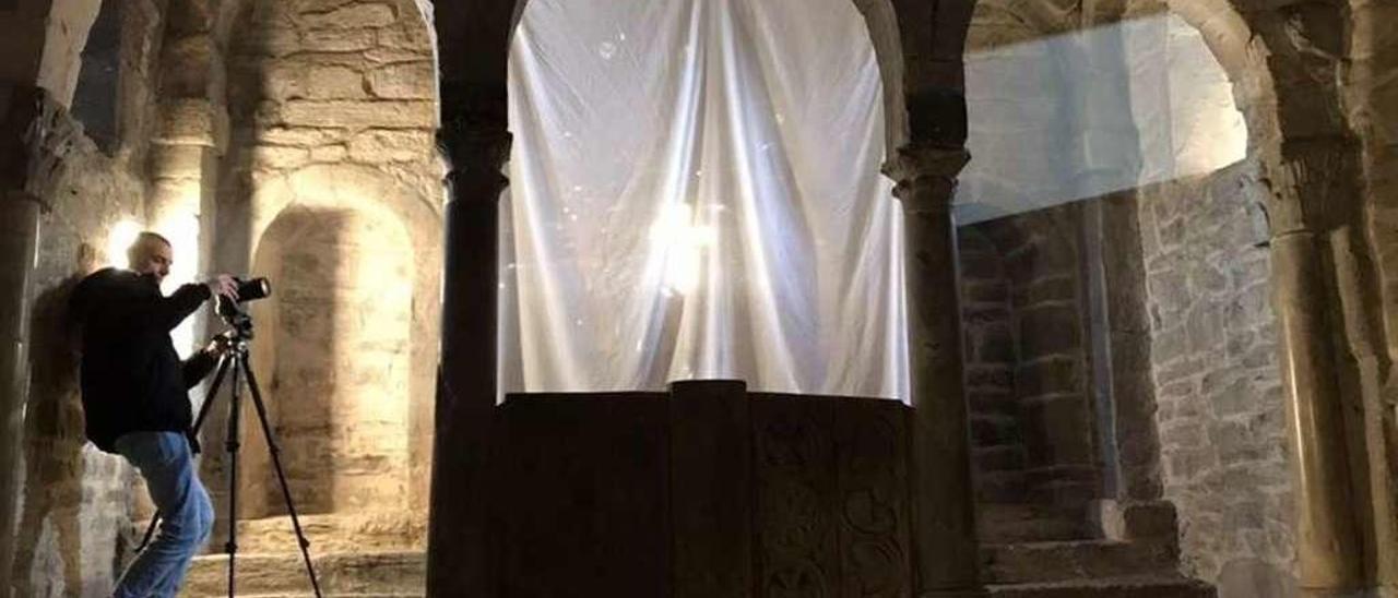 José Puente, fotografiando el interior del templo asturiano de Santa Cristina de Lema. // Joaquín Luceño