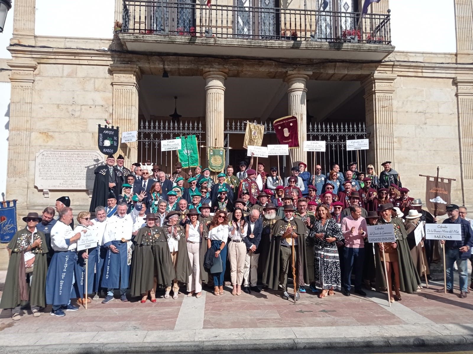 El  VII Capítulo de la Cofradía del Queso Gamonéu convierte Cangas de Onís en una fiesta: