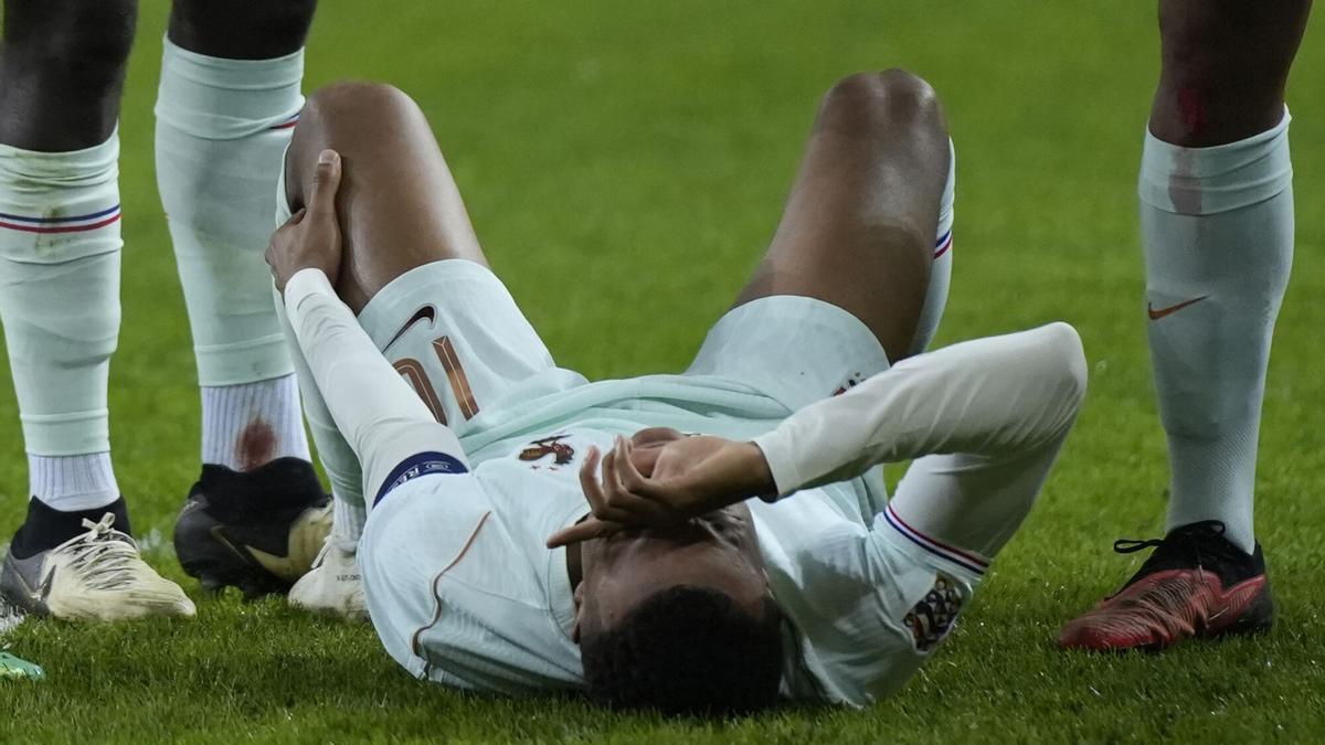 Mbappé se lesiona la rodilla y «no tiene buena pinta»