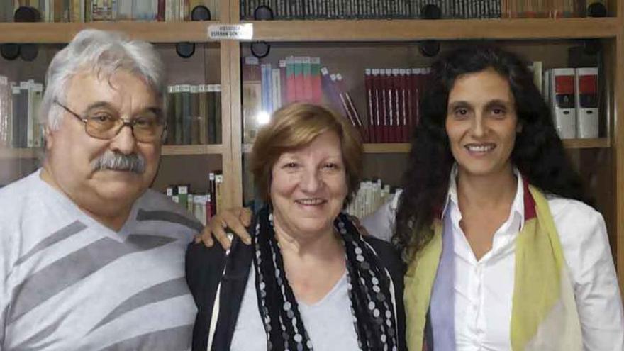 A la izquierda, en el centro Paulina Fernández, encargada de la biblioteca, junto a la presidenta Florencia Calvo. A la derecha, un momento del acto.