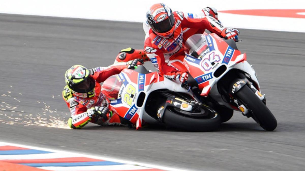 Iannone tiró a Dovizioso en la última curva del GP de Argentina