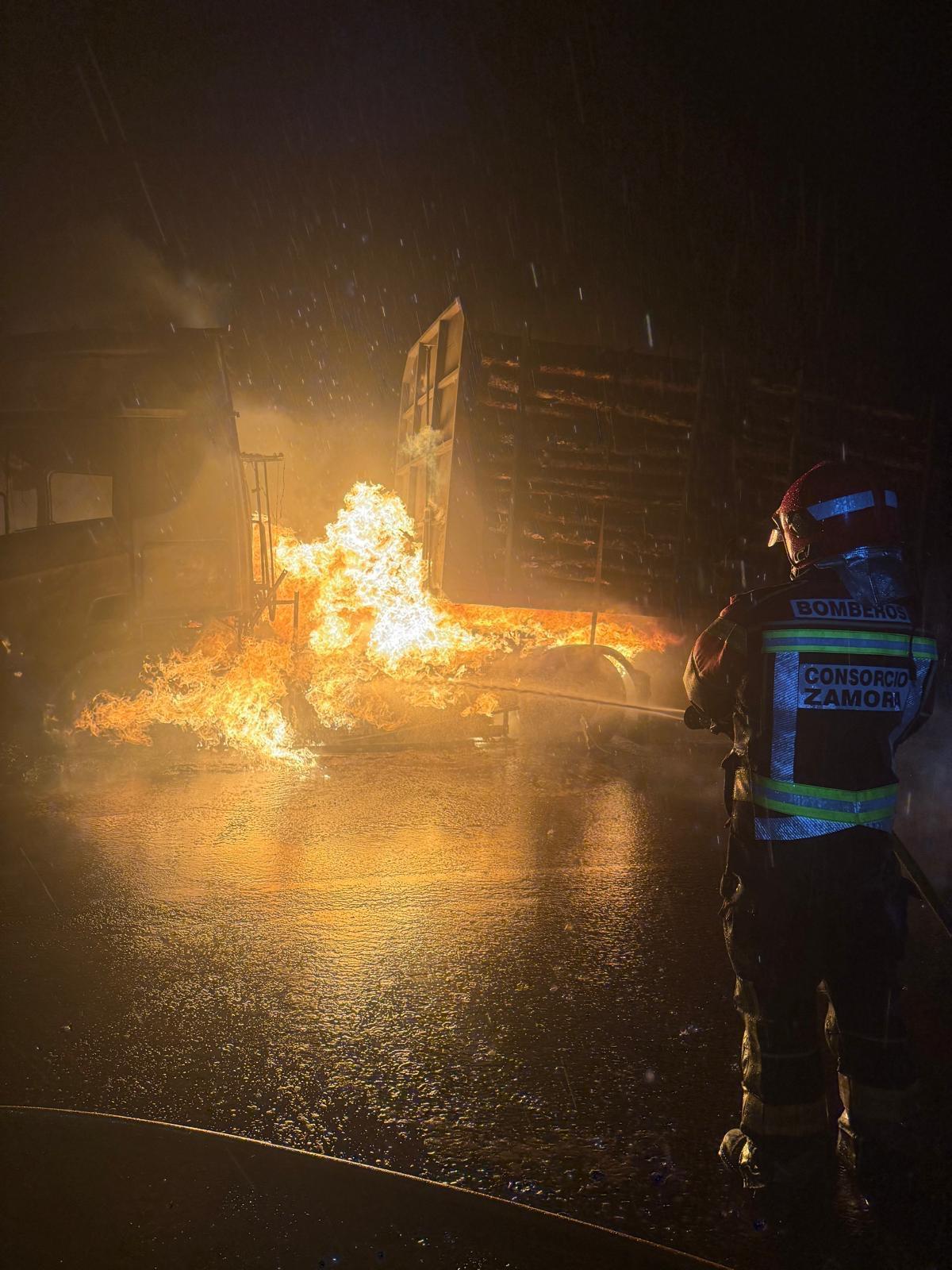 Un efectivo del Consorcio Provincial durante la extinción de un camión maderero en plena A-52 en Asturianos.