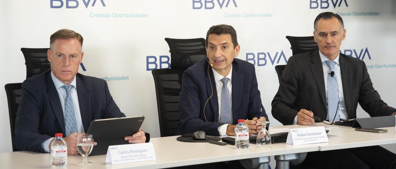 Domenech (c.) durante la explicación del informe, junto a Carlos Rodríguez (director regional Este de BBVA) y David Conde (Director Territorial Este de BBVA).