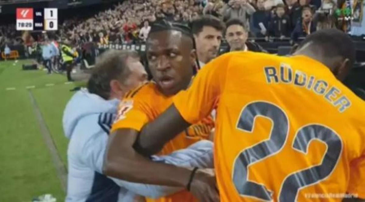 Vinícius encarándose contra Soto Grado tras su expulsión en Mestalla