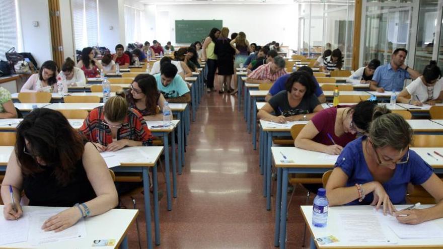 Un grupo de opositores examinándose, en una imagen de archivo