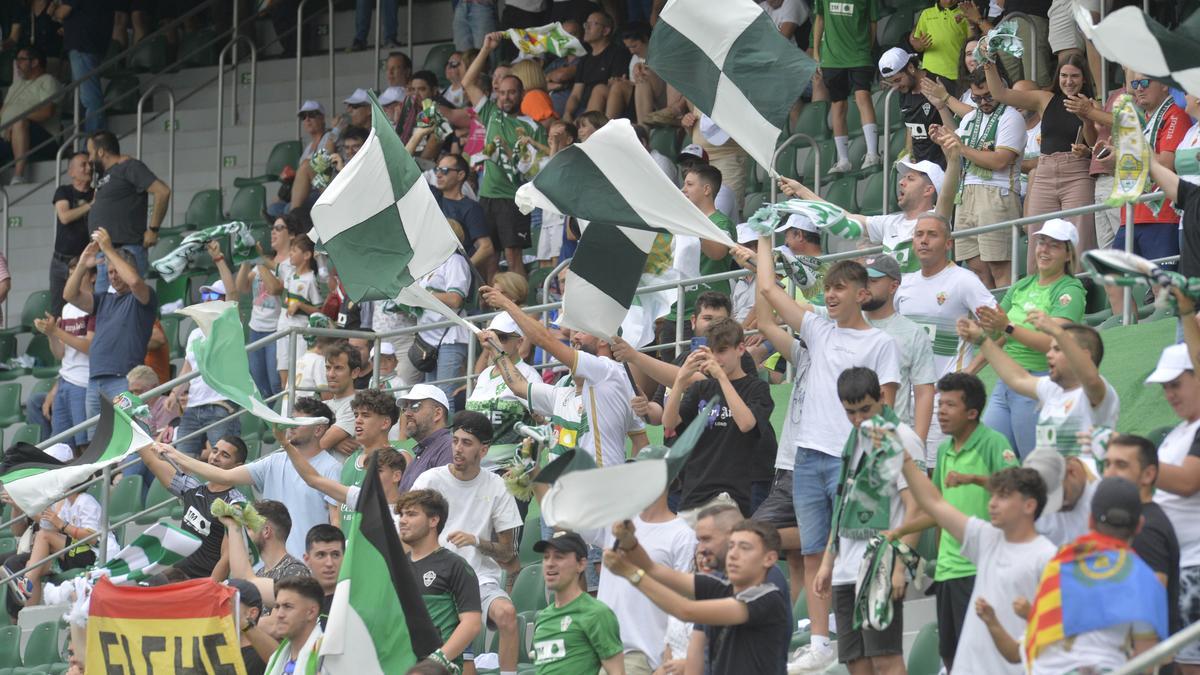 Aficionados del Elche CF en el partido ante el Rayo Vallecano