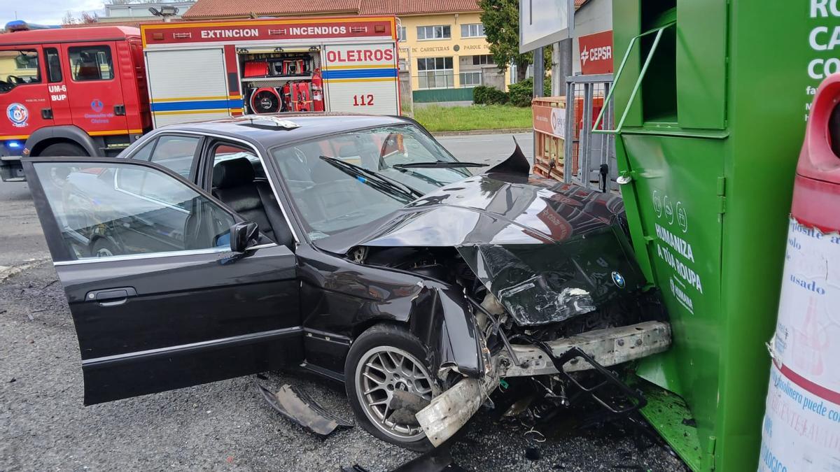 Coche siniestrado contra la jaula de bombonas en Perillo