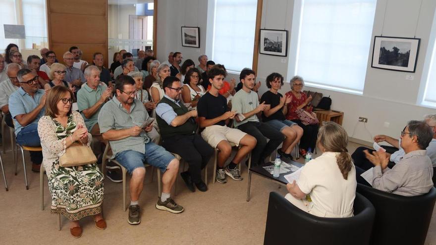 Rodríguez Casal guiou en Carballo unha viaxe polos 50 anos da Carta arqueolóxica de Bergantiños