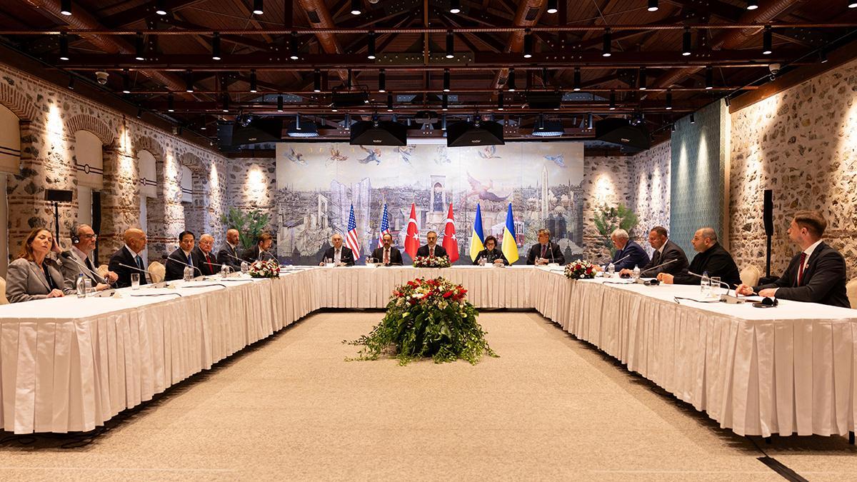 Comienzan en Estambul las conversaciones tripartitas entre Ucrania, Turquía y Estados Unidos