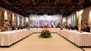 La delegación de Estados Unidos (izquierda) y de Ucrania (derecha), junto a los representantes turcos (en el centro), en la mesa de negociaciones celebrada en Estambul, en una foto facilitada por el Gobierno turco.