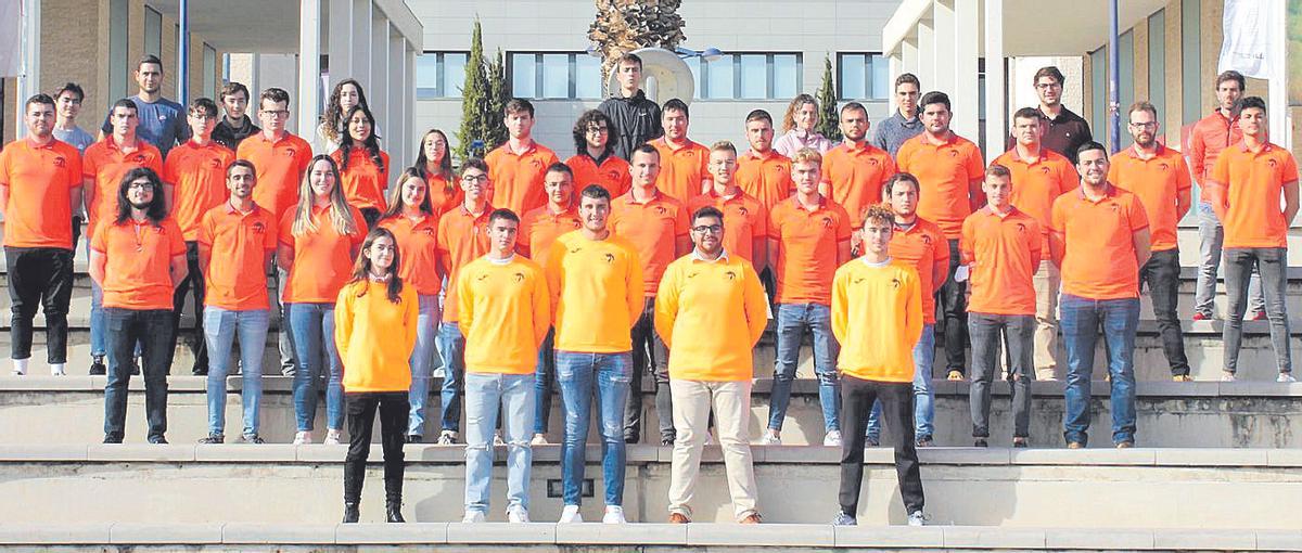 Los miembros del equipo UJI Motorsport que trabajan en el monoplaza de la presente temporada 2021/22.