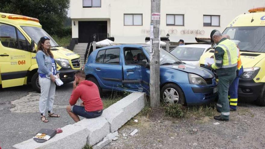 Accidente de la ambulancia que realizaba el traslado de la mujer de Bueu. // Santos Álvarez