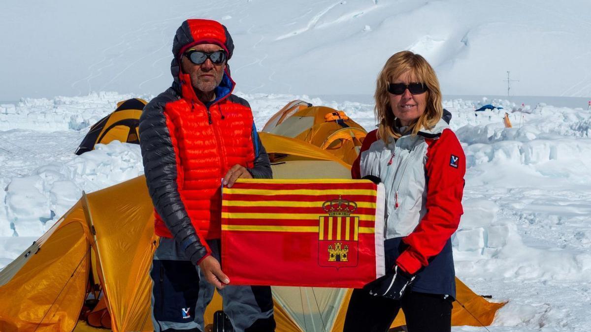 José Manresa y Rosana Muniesa con la bandera de Alagón en el campo base.. | SERVICIO ESPECIAL