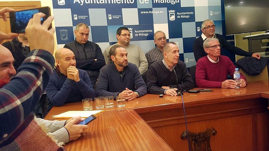 Manuel Belmonte y otros representantes del comité de Limasa, este jueves en el Ayuntamiento.
